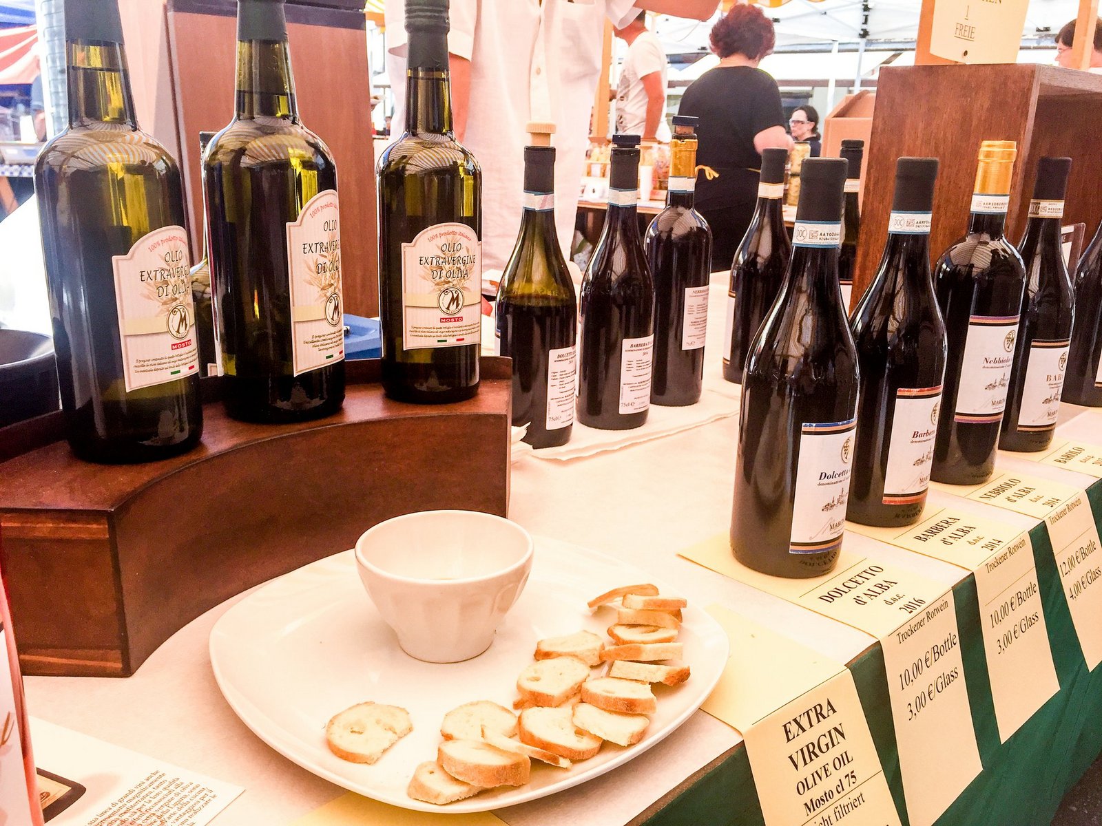 Eine Auswahl feiner Weine auf dem Piemont Markt in Bregenz