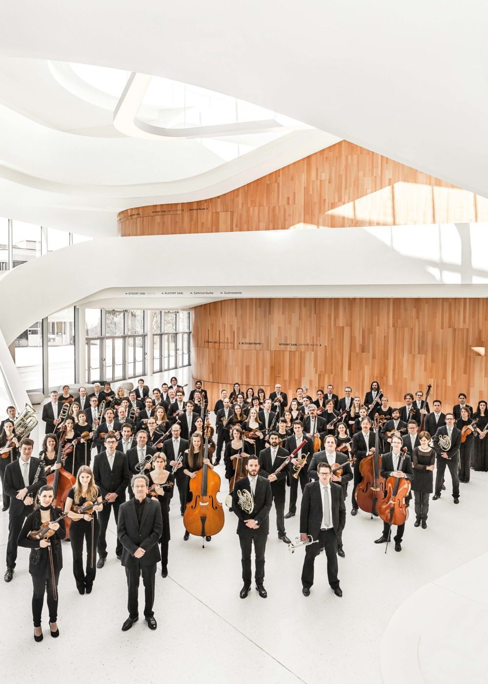 Das komplette Symphonieorchester Vorarlberg steht in der Aula des Montforthaus in Feldkirch