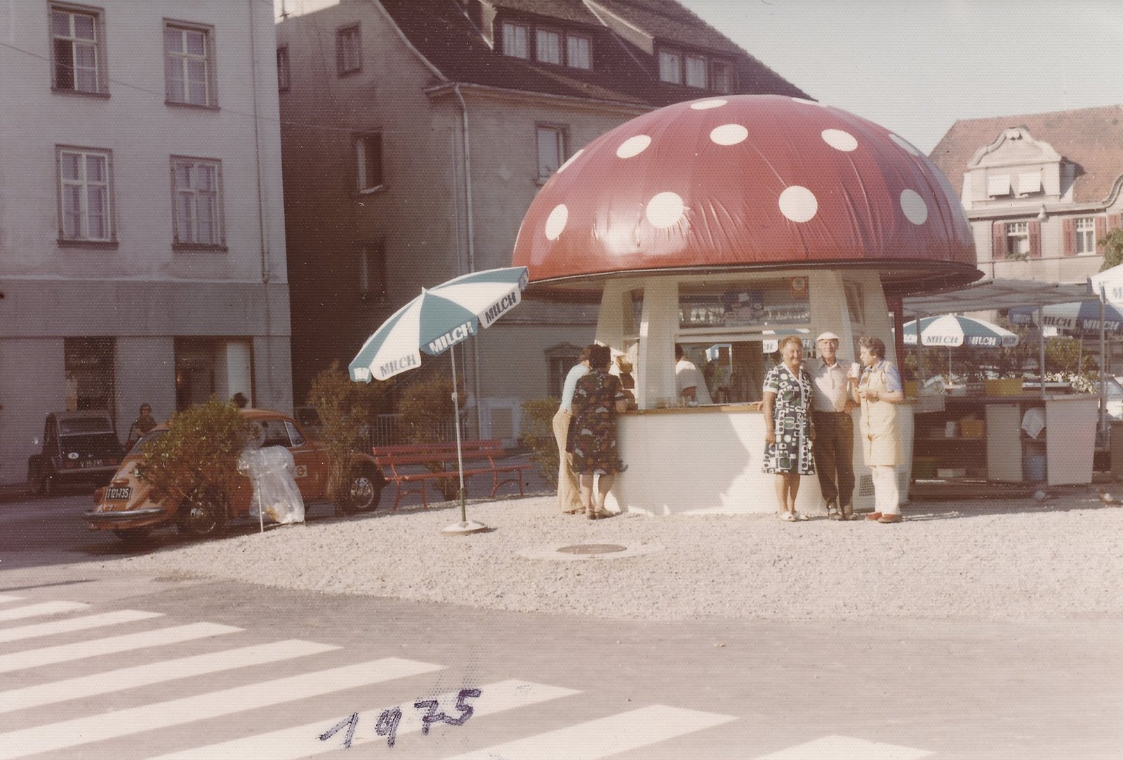 Milchpilz, ein Shop in Fliegenpilzform 1975