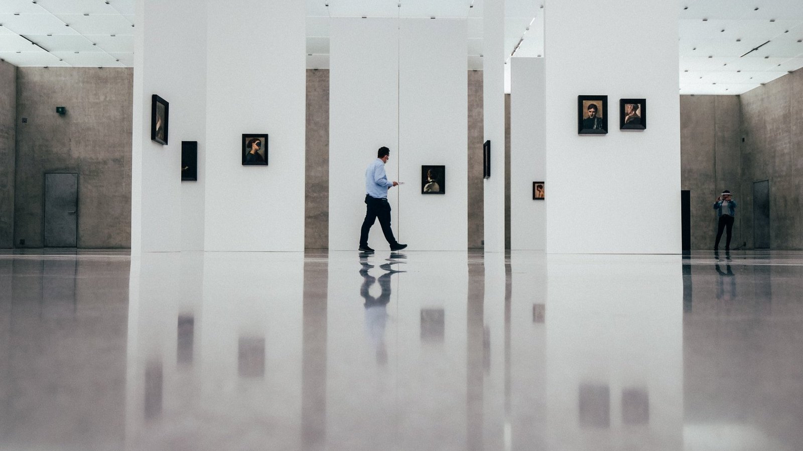 Ein Mann geht durch den Ausstellungsraum im Kunsthaus Bregenz