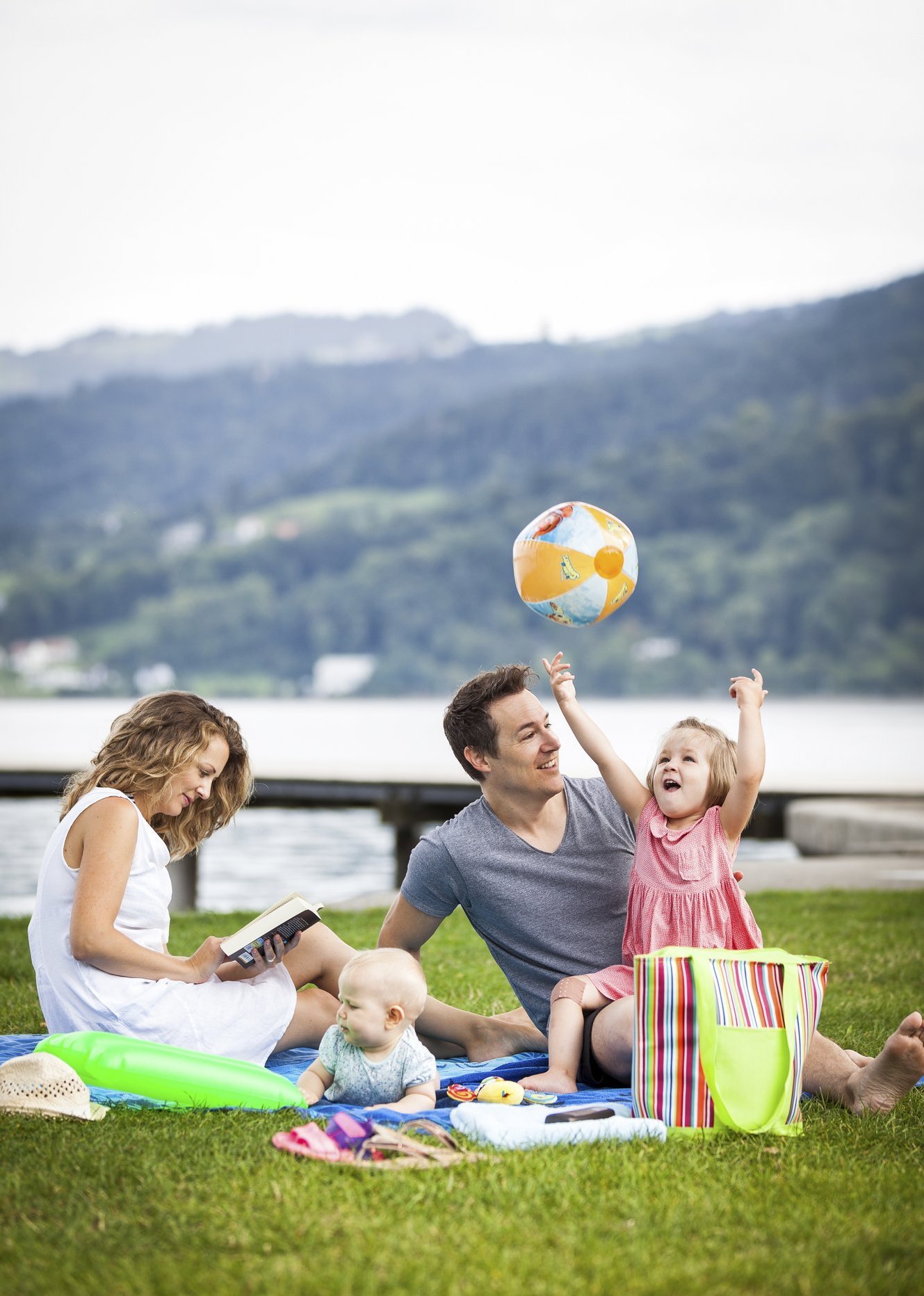 Eine junge Familie spielt im Strandbad Bregenz