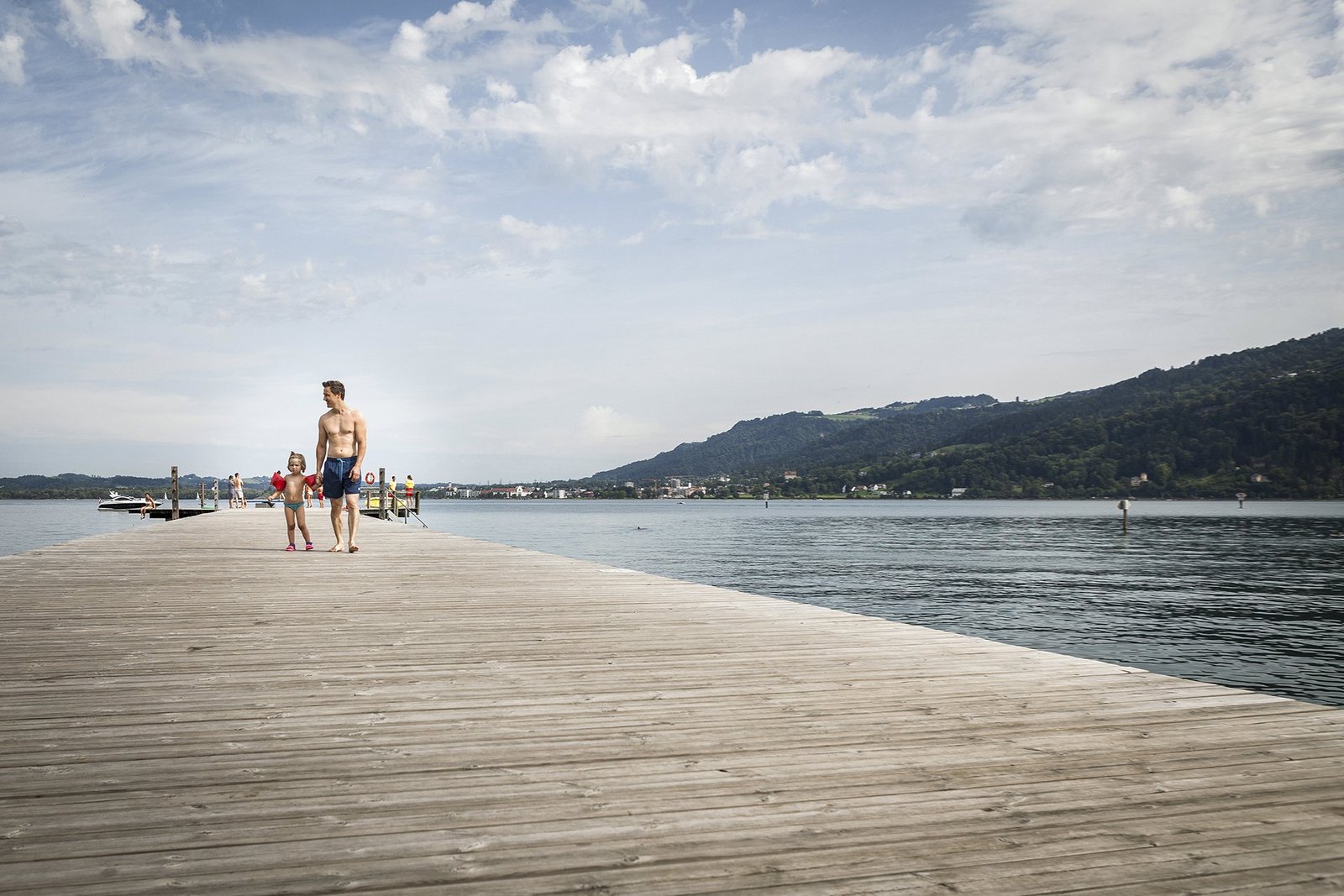 Eine junge Familie auf dem Badesteg im Strandbad Bregenz
