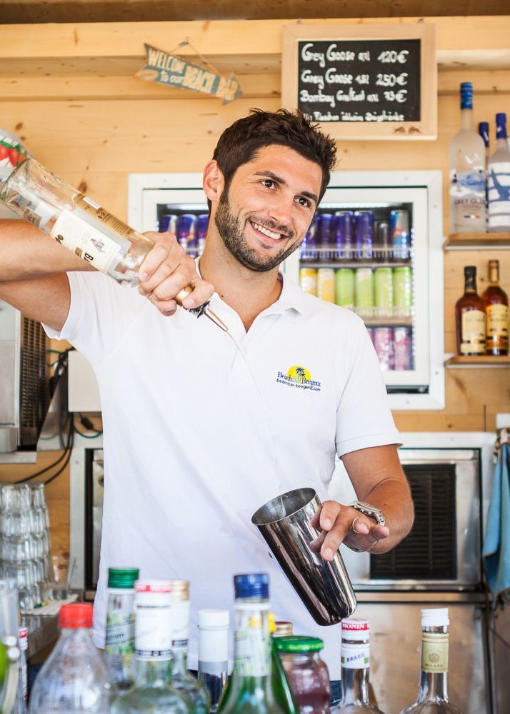 Ein Barkeeper mixt einen Cocktail in der Beach Bar Bregenz